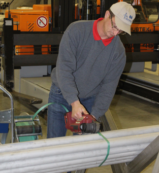 Naadloze inox buizen worden gebundeld