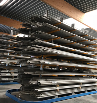 Magazijn met verschillende bundels van buizen